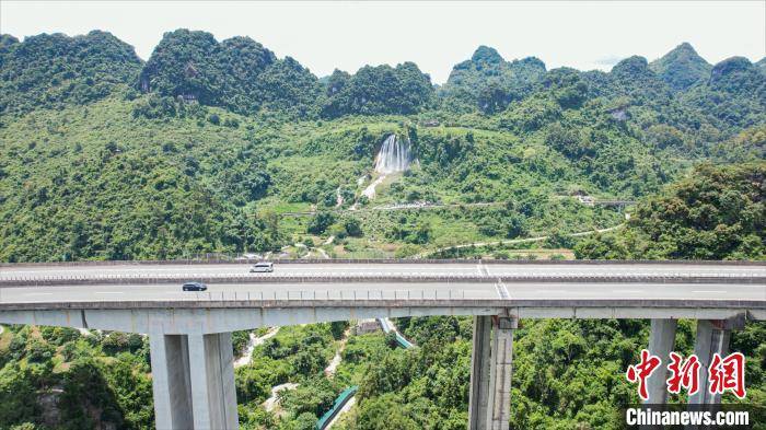 广西靖西市：山间飞瀑引游人