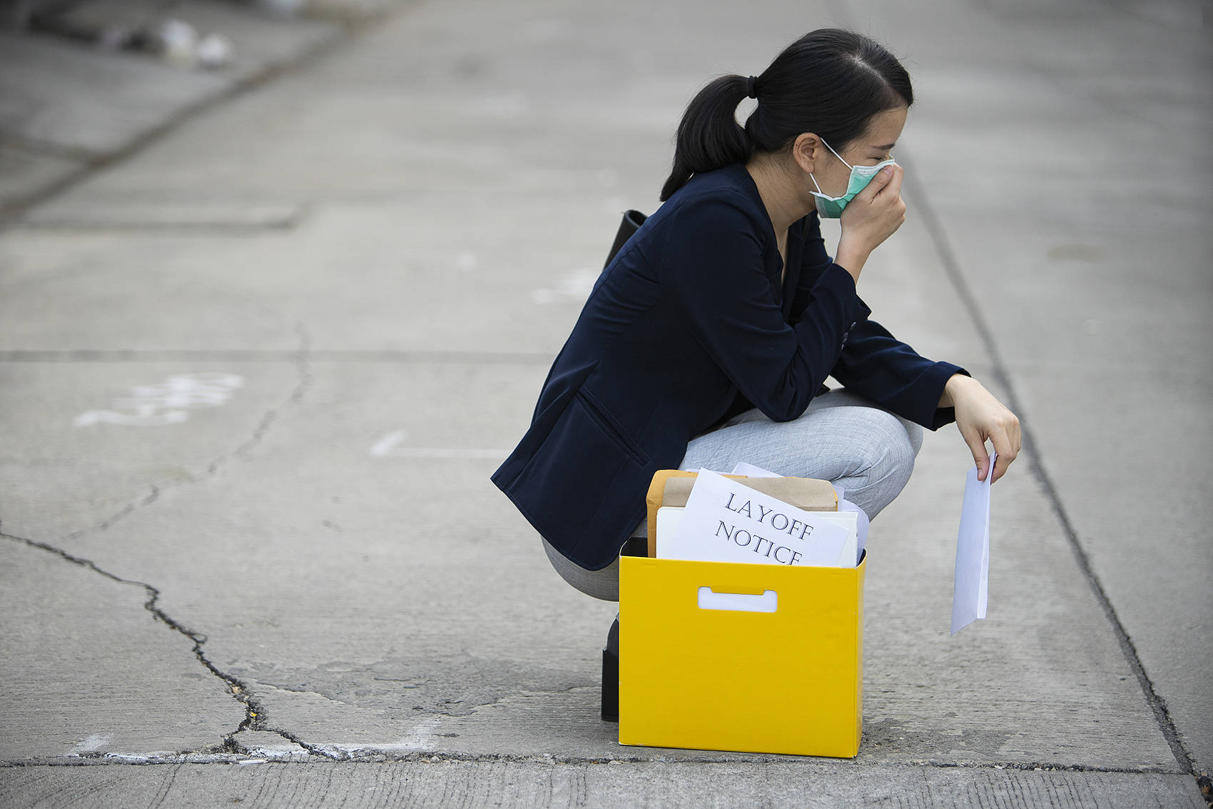 与男同事聊天“过火”，内容遭截图发朋友圈！女员工被开除后要求赔6万，高院判了