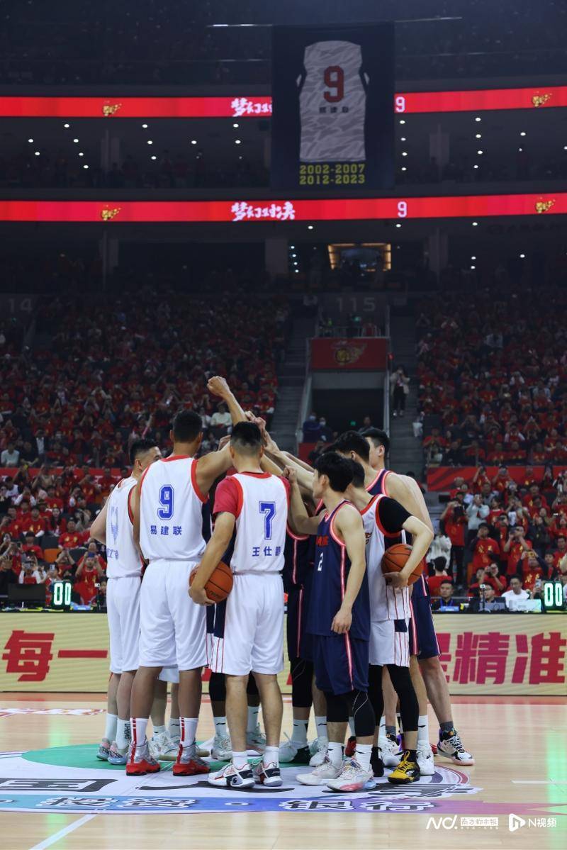 泪目！宏远五虎再次同场竞技，易建联三次飞身扣篮