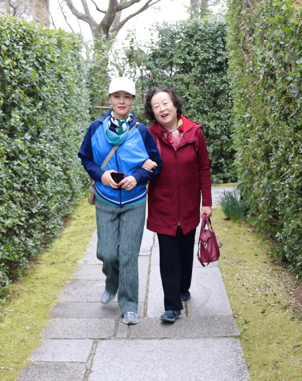 邬君梅携妈妈跟好友过节！穿羽绒服打扮不拘束，80岁母亲气质更优雅