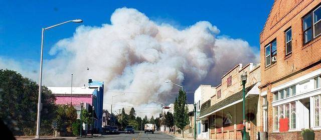 打脸重庆山火刚灭加州大火就爆发：人手缺乏火势失控居民逃离