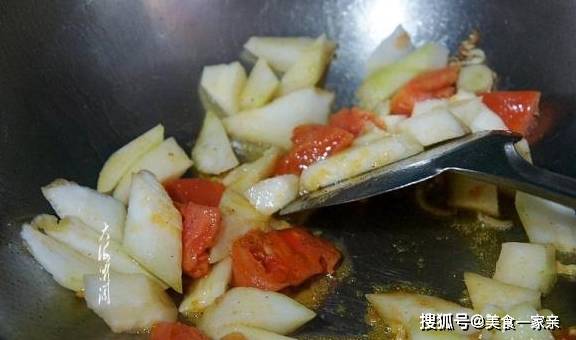 这菜润肺祛火还瘦身，加个西红柿简单一炒，比肉都香