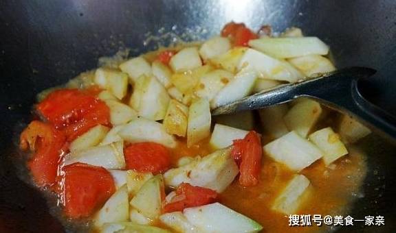 这菜润肺祛火还瘦身，加个西红柿简单一炒，比肉都香