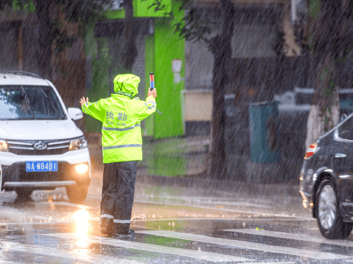 暴雨天气持续，务必这样做保持行车安全！