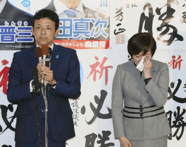 “安倍继任者”获选后安倍夫人泪洒现场：我丈夫会守护他的前途