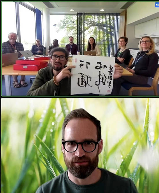 徐戎书写的“阿弥陀佛” 英国学者在剑桥大学sanger研究所向科学家展示