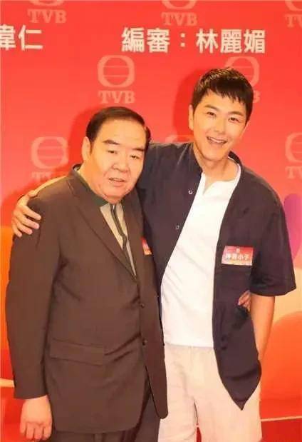 白发变黑返老童?郑则仕身体状况良好却仍需频繁接戏解决医药费问题,老年人身 白发变黑返老童?郑则仕身体状况良好却仍需频繁接戏解决医药费问题,老年人身