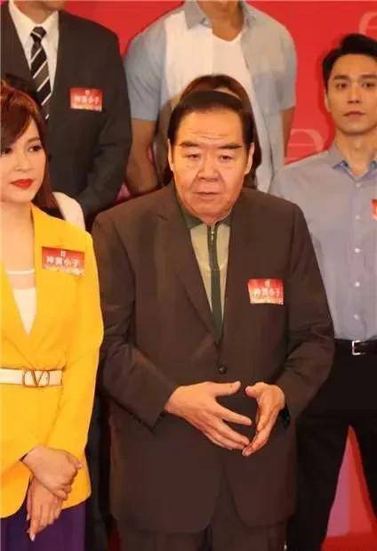 白发变黑返老童?郑则仕身体状况良好却仍需频繁接戏解决医药费问题,老年人身 白发变黑返老童?郑则仕身体状况良好却仍需频繁接戏解决医药费问题,老年人身