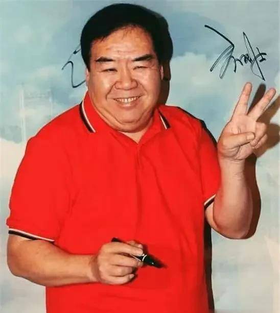 白发变黑返老童?郑则仕身体状况良好却仍需频繁接戏解决医药费问题,老年人身 白发变黑返老童?郑则仕身体状况良好却仍需频繁接戏解决医药费问题,老年人身
