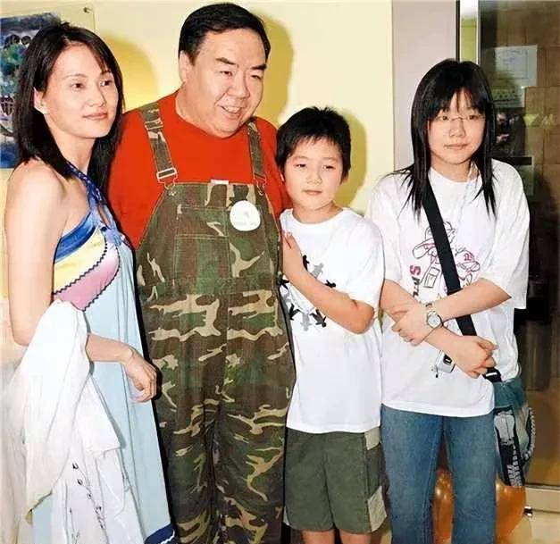 白发变黑返老童?郑则仕身体状况良好却仍需频繁接戏解决医药费问题,老年人身 白发变黑返老童?郑则仕身体状况良好却仍需频繁接戏解决医药费问题,老年人身