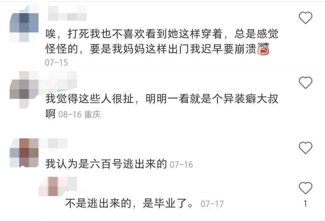 上海50岁公主走红，长相酷似林允，爱穿洛丽塔，网友直呼：没眼看