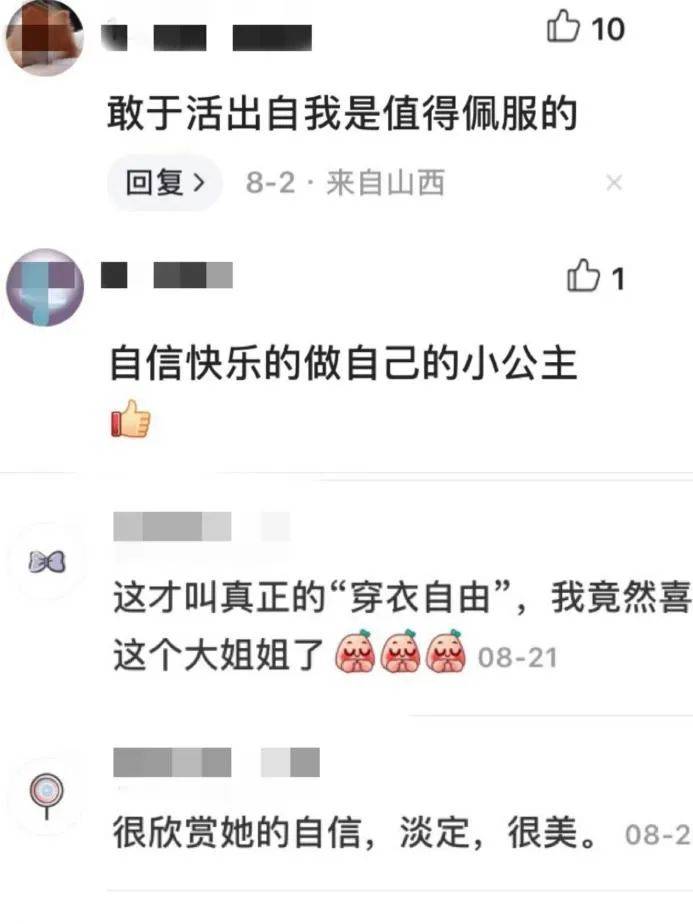 上海50岁公主走红，长相酷似林允，爱穿洛丽塔，网友直呼：没眼看