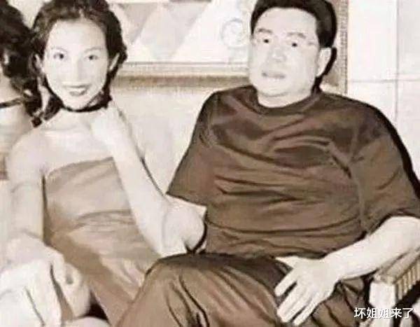 刘銮雄对李嘉欣的无情，和隔壁老王相同