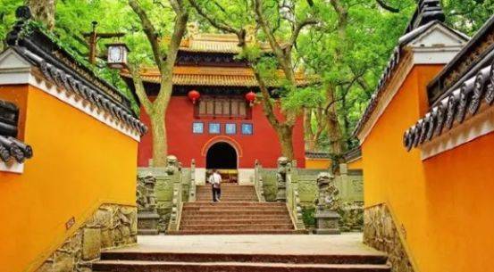 普陀山上的普济禅寺是普陀山第一大寺院