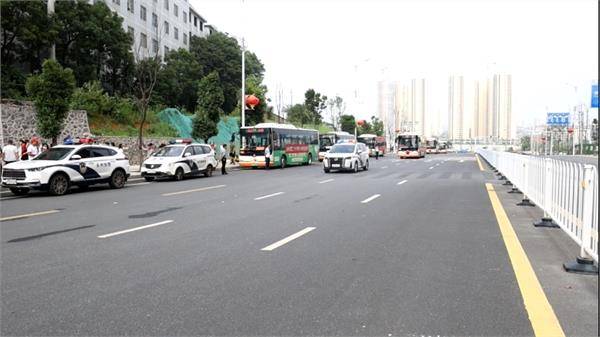 高考首日 冷水滩交警护航学子“赶考路”