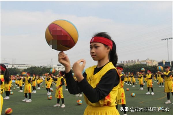 初学手指转篮球视频 哪个手指转篮球比较好，新手需要多久学会