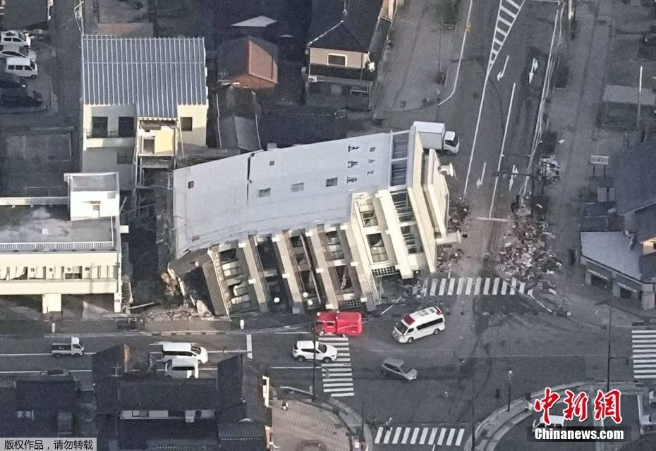 日本新年首日发生7.6级地震 航拍地震现场