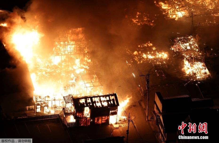 日本新年首日发生7.6级地震 航拍地震现场