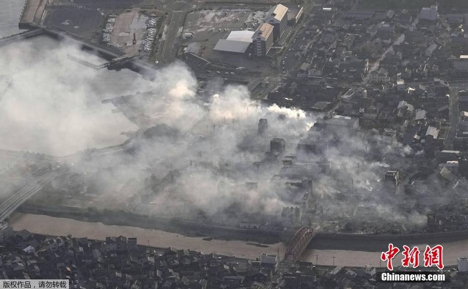 日本新年首日发生7.6级地震 航拍地震现场