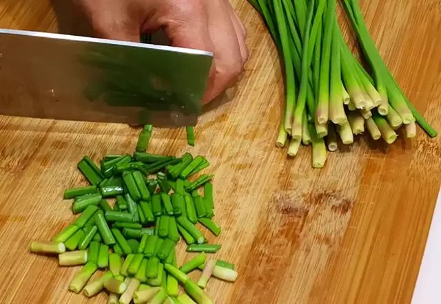 蒜苔炒肉怎么做_蒜苔_蒜苔炒鸡蛋的做法